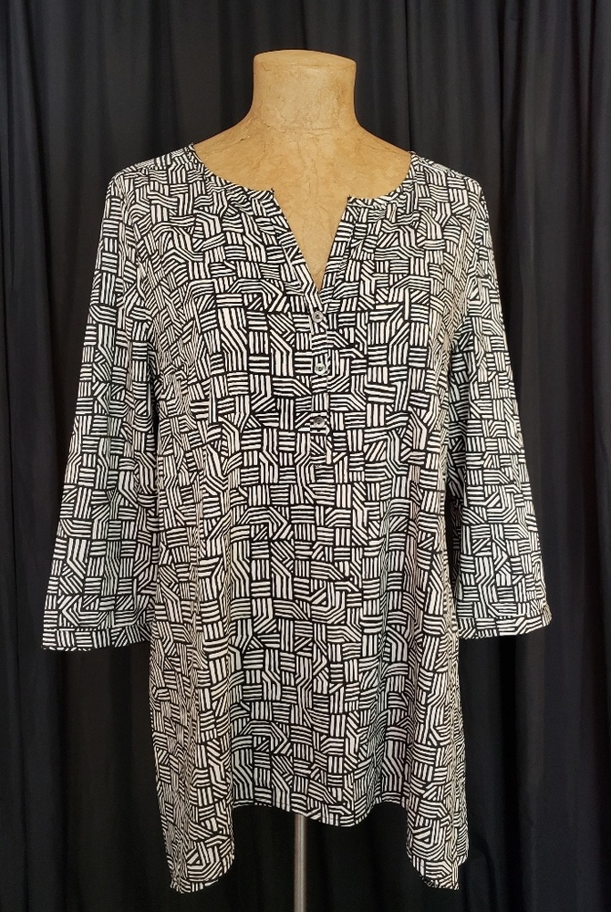 14th & UNION Black & White Basket Weave Tunic